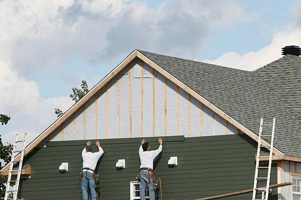Professional Siding Replacement technician working in McHenry, IL